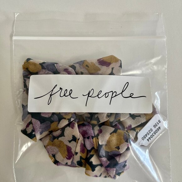 🎁FREE GIFT WITH PURCHASE Free People Willow Up Cycled Floral Hair Scrunchie - Picture 3 of 3